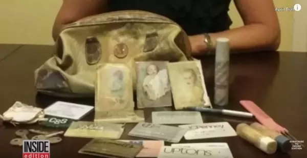 他外出釣魚,竟釣到一個25年前的舊包包,打開一看更驚訝「我認識她啊!」