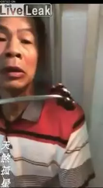 夾子在強國男鼻孔狂撈…夾出「巨大活體木耳」超噁爛蠕動!他看著看著竟露出勝利微笑…(影)