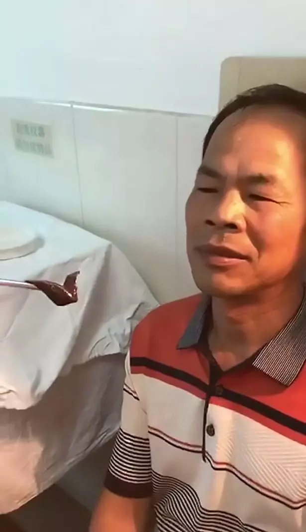 夾子在強國男鼻孔狂撈…夾出「巨大活體木耳」超噁爛蠕動!他看著看著竟露出勝利微笑…(影)