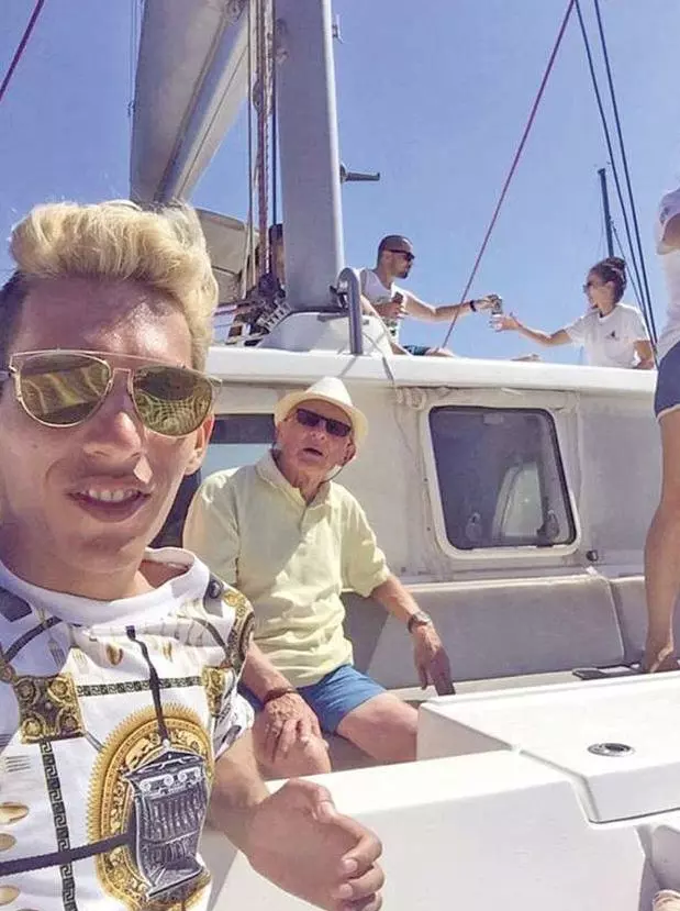 79歲牧師「網戀24歲小鮮肉」衝動閃婚,買豪宅送對方「過戶完秒被甩」下場讓他超後悔...
