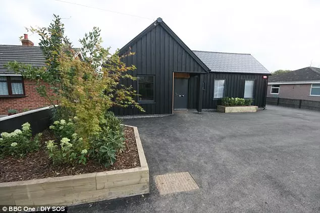 善心同志夫夫「領養4個殘疾小孩」卻住破屋,100名陌生人改造「絕美別墅」他們都爆哭了...