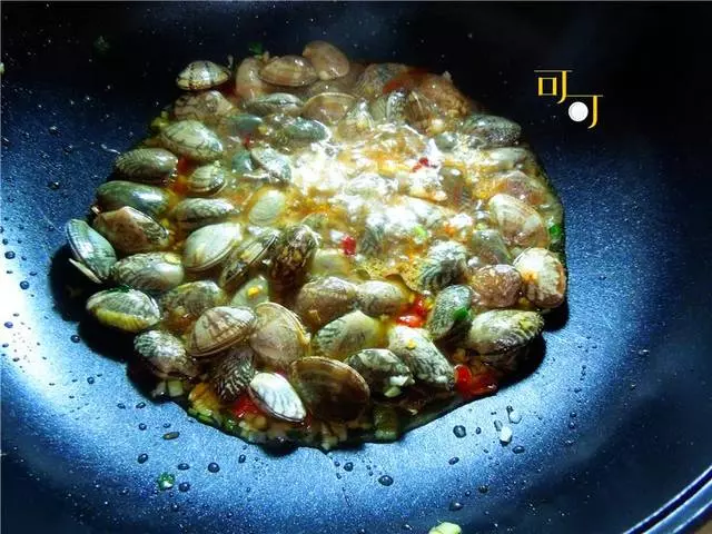 夏天最受歡迎的小海鮮就屬它,5元錢炒一盤,香辣美味,啤酒搭檔
