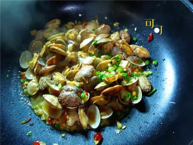 夏天最受歡迎的小海鮮就屬它,5元錢炒一盤,香辣美味,啤酒搭檔