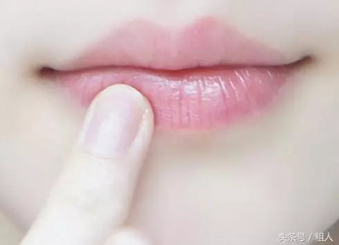 洗頭髪時教你一個小竅門,讓你的頭髪一天比一天柔順,還能防止脫髪