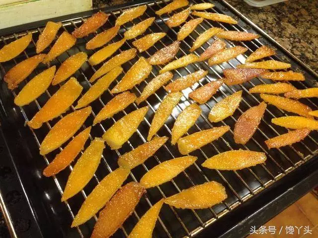 吃完的柳丁不要扔,教你自己做橙皮糖,比外面買的好吃多了~