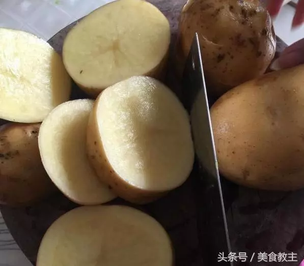 老媽自製土豆粿,做法超簡單,比蘿蔔糕還要好吃,很多人都沒吃過!