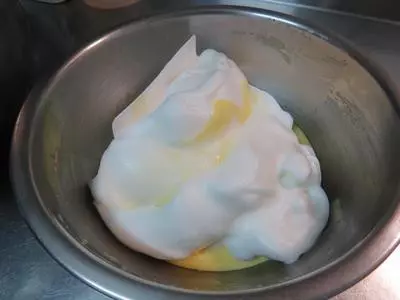 我們一家對古早味蛋糕 (枕頭蛋糕) 情有獨鍾,早餐必吃它,沒辦法,只能自己做咯!