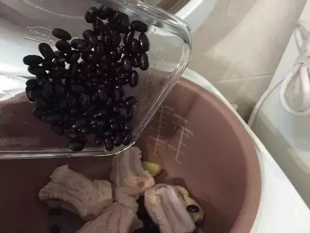 排骨湯別再放玉米了,加點它好吃又養身!