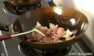 原來我們炒菜加水都加錯了!做菜要在這一步加水味道才更棒!千萬別加錯!