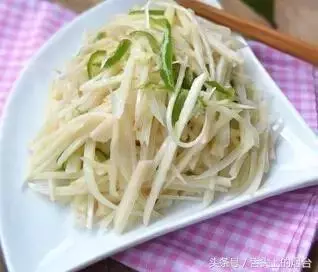 原來我們炒菜加水都加錯了!做菜要在這一步加水味道才更棒!千萬別加錯!