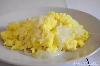原來我們炒菜加水都加錯了!做菜要在這一步加水味道才更棒!千萬別加錯!