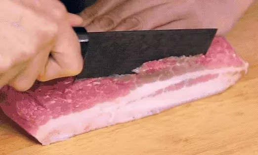 五花肉不用鍋炒,放兩塊腐乳,出鍋後我愣住了,太好吃了,半斤五花肉沒夠吃!