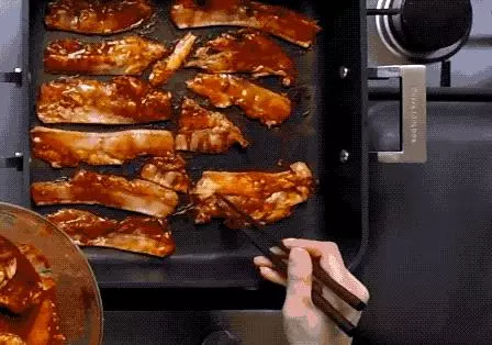 五花肉不用鍋炒,放兩塊腐乳,出鍋後我愣住了,太好吃了,半斤五花肉沒夠吃!