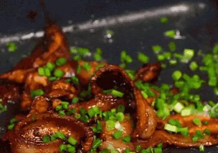 五花肉不用鍋炒,放兩塊腐乳,出鍋後我愣住了,太好吃了,半斤五花肉沒夠吃!