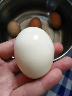 教你煮雞蛋在一瞬間就剝出光潔如玉的雞蛋,看起來好吃,又美觀!+視頻