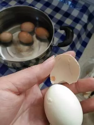 教你煮雞蛋在一瞬間就剝出光潔如玉的雞蛋,看起來好吃,又美觀!+視頻