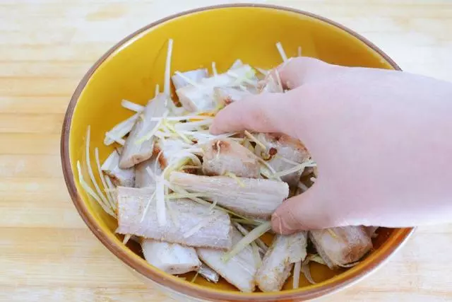 煎魚時只要放點這個,保證不破皮不粘鍋,星級酒店都這麼做,做廚師的表哥告訴我的!