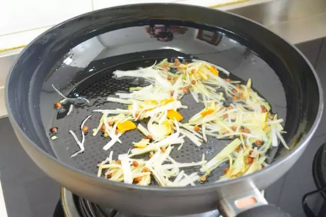 煎魚時只要放點這個,保證不破皮不粘鍋,星級酒店都這麼做,做廚師的表哥告訴我的!
