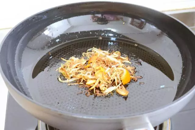 煎魚時只要放點這個,保證不破皮不粘鍋,星級酒店都這麼做,做廚師的表哥告訴我的!