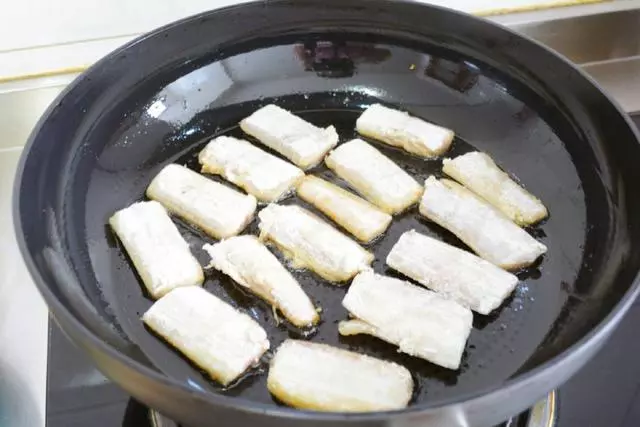 煎魚時只要放點這個,保證不破皮不粘鍋,星級酒店都這麼做,做廚師的表哥告訴我的!
