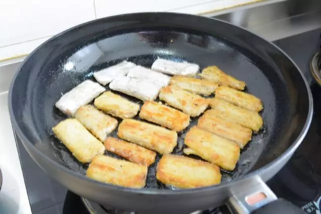 煎魚時只要放點這個,保證不破皮不粘鍋,星級酒店都這麼做,做廚師的表哥告訴我的!