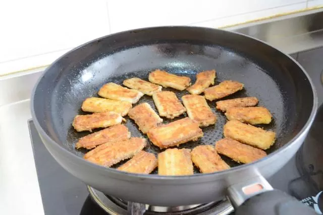 煎魚時只要放點這個,保證不破皮不粘鍋,星級酒店都這麼做,做廚師的表哥告訴我的!