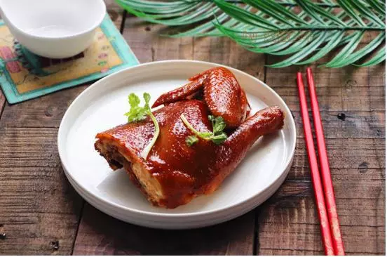 老公把雞扔進鍋裡,加幾種調料一煮,女兒吃完大呼過癮,又香又入味,吃完香的舔手指!