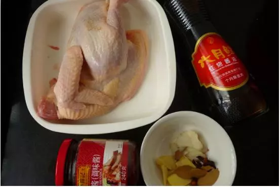 老公把雞扔進鍋裡,加幾種調料一煮,女兒吃完大呼過癮,又香又入味,吃完香的舔手指!