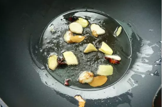老公把雞扔進鍋裡,加幾種調料一煮,女兒吃完大呼過癮,又香又入味,吃完香的舔手指!