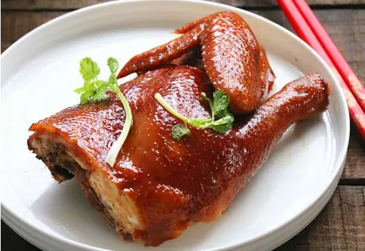 老公把雞扔進鍋裡,加幾種調料一煮,女兒吃完大呼過癮,又香又入味,吃完香的舔手指!
