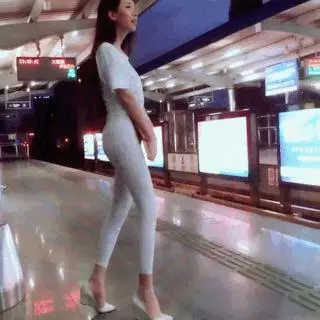 爆笑GIF圖:妹子相信你是個女漢子,也不能這樣不雅觀呀,看了好害羞!