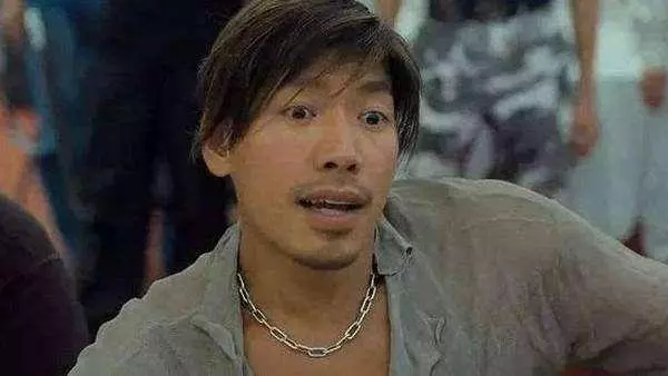 55歲「烏鴉」張耀揚近照,面相越來越和善,小25歲女友清純可愛!