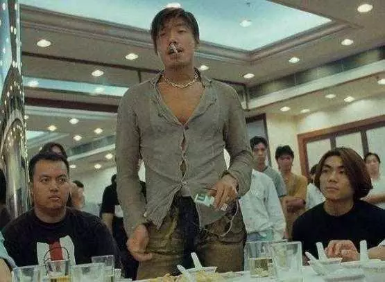 55歲「烏鴉」張耀揚近照,面相越來越和善,小25歲女友清純可愛!