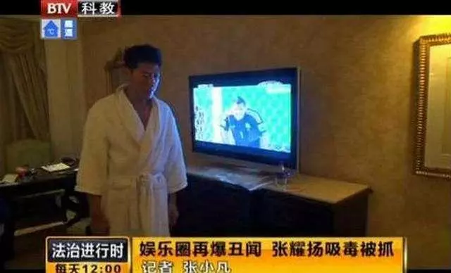 55歲「烏鴉」張耀揚近照,面相越來越和善,小25歲女友清純可愛!