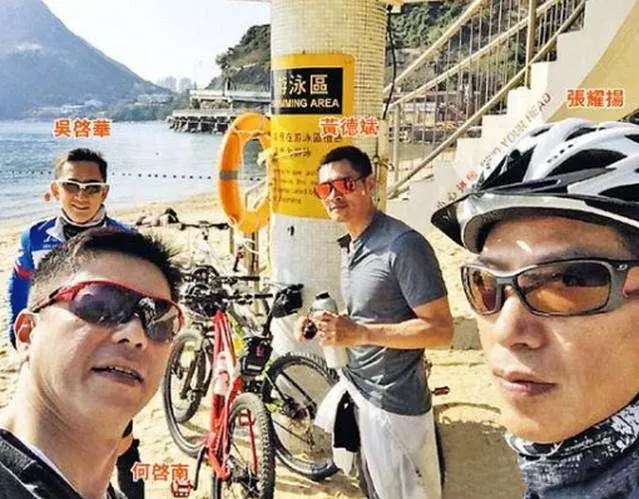 55歲「烏鴉」張耀揚近照,面相越來越和善,小25歲女友清純可愛!