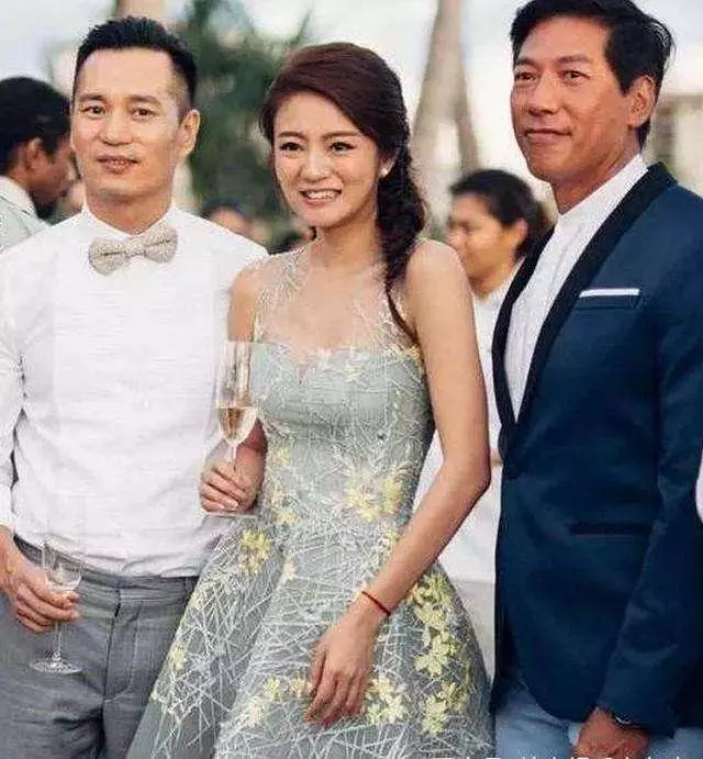 55歲「烏鴉」張耀揚近照,面相越來越和善,小25歲女友清純可愛!