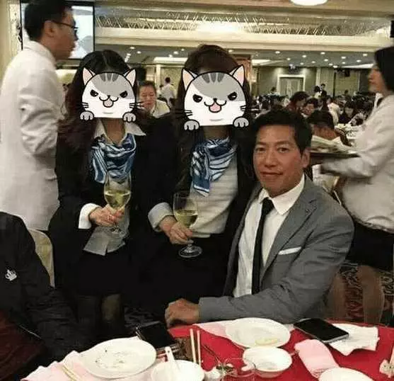 55歲「烏鴉」張耀揚近照,面相越來越和善,小25歲女友清純可愛!