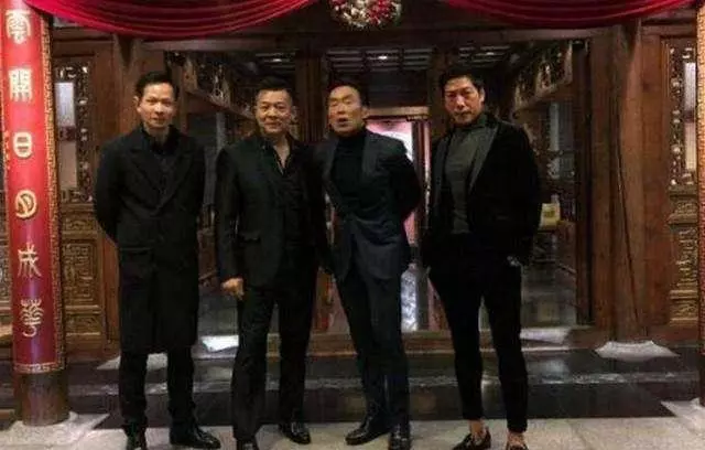 55歲「烏鴉」張耀揚近照,面相越來越和善,小25歲女友清純可愛!