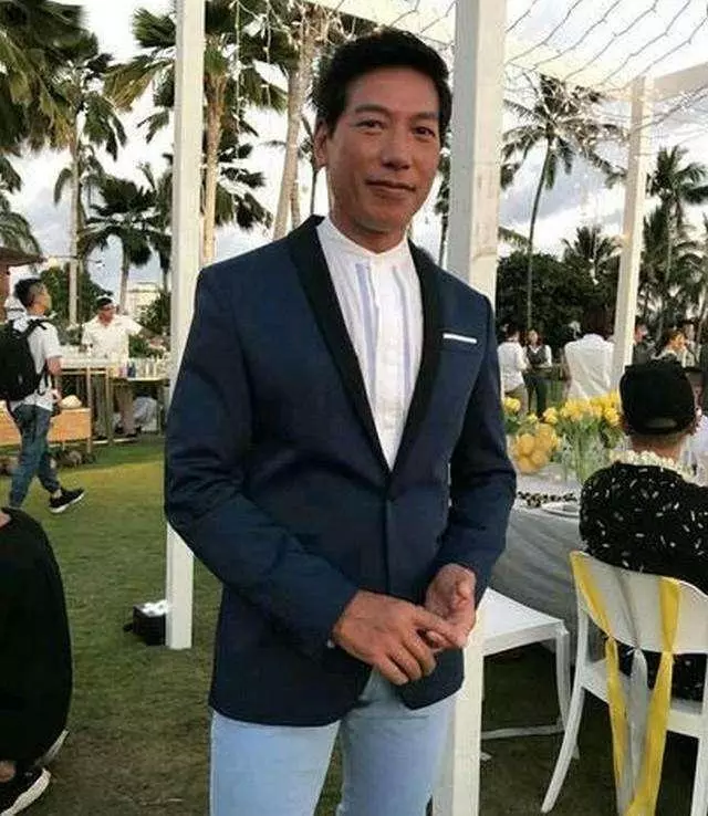 55歲「烏鴉」張耀揚近照,面相越來越和善,小25歲女友清純可愛!