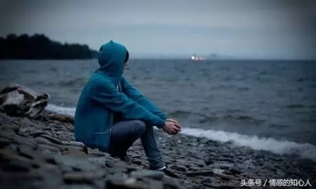 剛離婚不久,到前夫家帶女兒出去玩,無意聽別人說一話,我愣了
