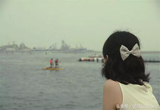 剛離婚不久,到前夫家帶女兒出去玩,無意聽別人說一話,我愣了