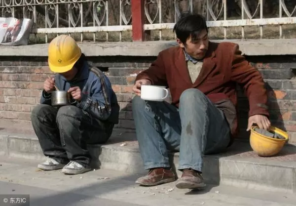 善心老闆給流浪憨兒肉包,不想其卻天天來吃!老闆不嫌煩三年大發!