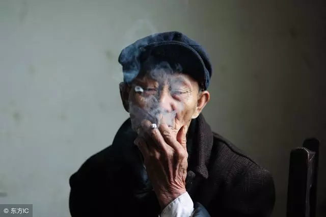 叔叔擁有身家千萬,卻每月都花錢照顧看門的瘋老頭,竟然是他30年前的老師