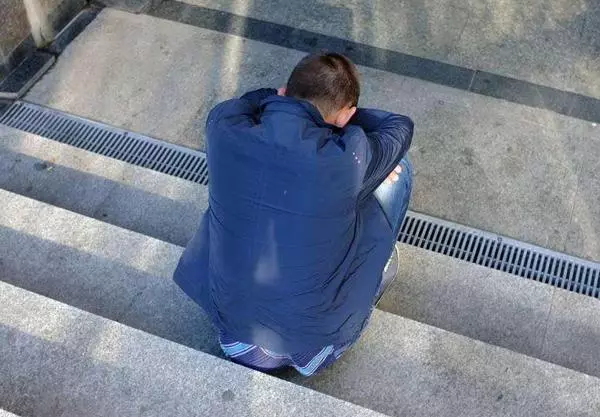 父親生病住院了,兒子來探望,在半夜的時候,父親指著牆說裡面有個人 - 讀讀