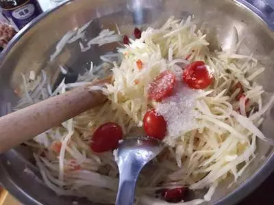 夏日開胃菜 涼拌青木瓜 小姐姐做這道菜太贊啦!一起學學吧!