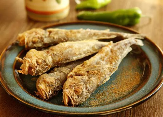 這樣炸小魚無骨無刺,酥脆可口,寶寶常吃身體好,體虛多病要多吃!