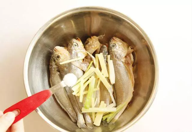 這樣炸小魚無骨無刺,酥脆可口,寶寶常吃身體好,體虛多病要多吃!