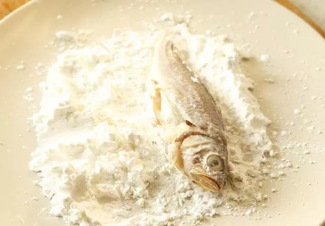 這樣炸小魚無骨無刺,酥脆可口,寶寶常吃身體好,體虛多病要多吃!