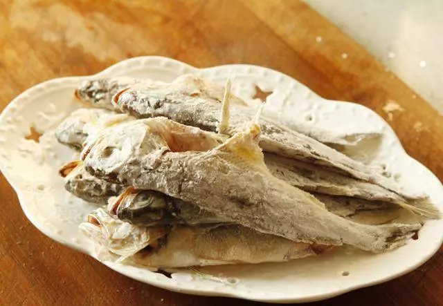 這樣炸小魚無骨無刺,酥脆可口,寶寶常吃身體好,體虛多病要多吃!