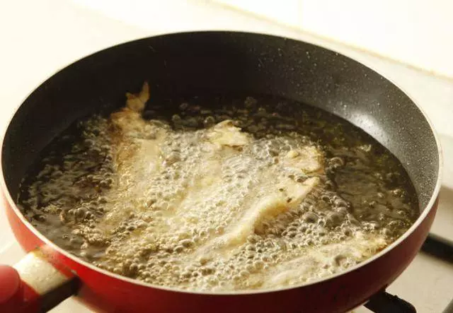 這樣炸小魚無骨無刺,酥脆可口,寶寶常吃身體好,體虛多病要多吃!